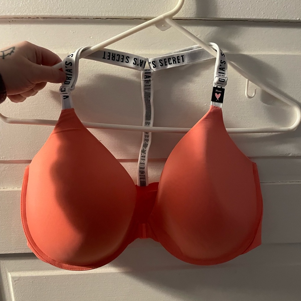 Victoria secret front closure bra. NWT 38 Ddd. Orange/white. Lightly lined.